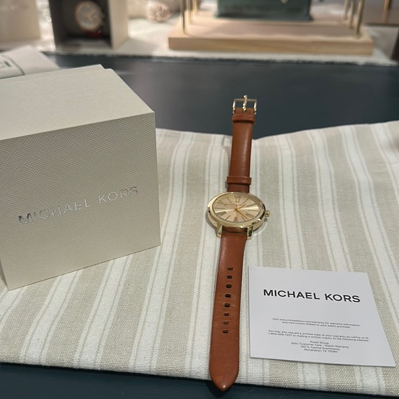 Authentic Michael Kors Women’s Watch, MK-2521 in Gold & Leather Strap Detail - Picture 4 of 16